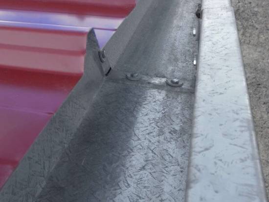 Montage chéneau de toiture embouti innovant galvanisé