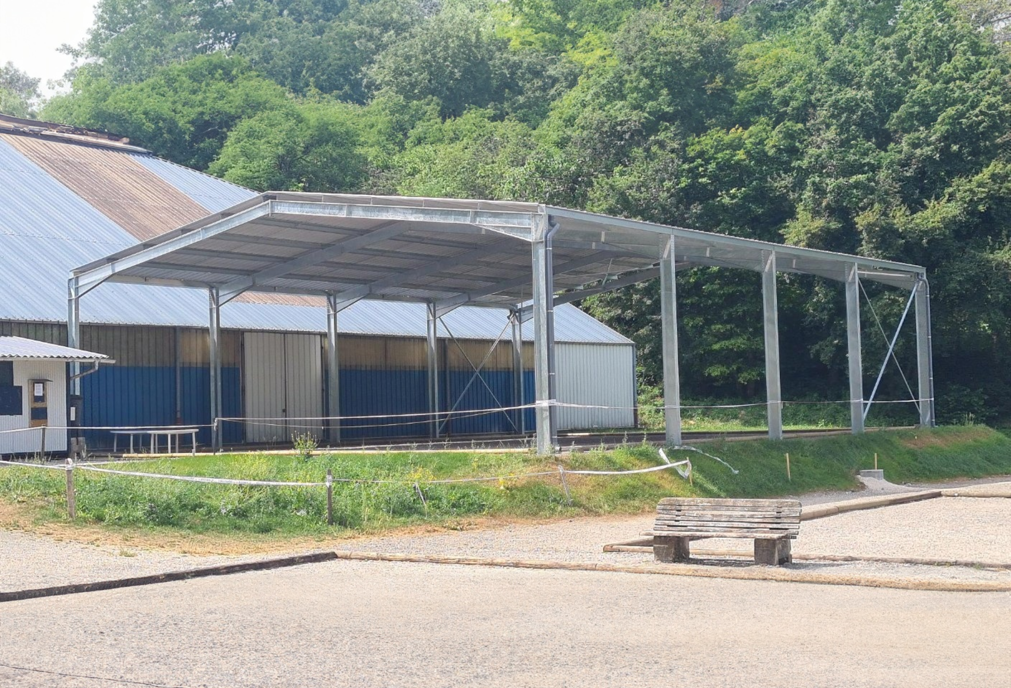 Bâtiment-en-kit-de-400-m-2-avec-chéneaux-&-régulateur-de-condensation-400-m-2