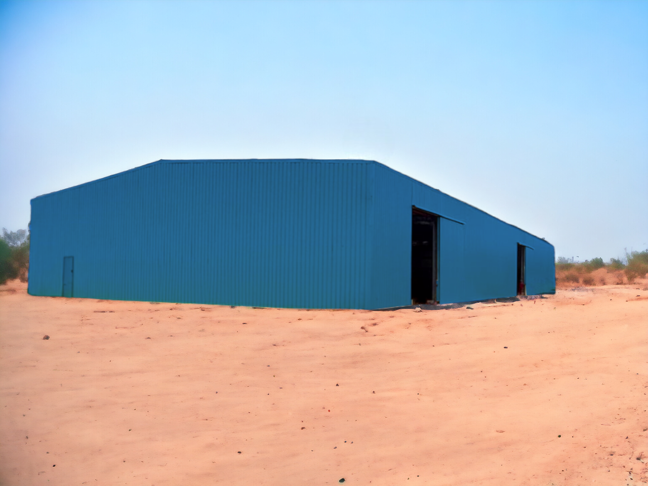 Bâtiment en kit galvanisé fermé de 700m² avec portes sectionnelles