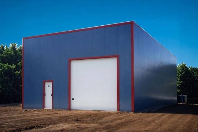 Batiment-acrotere-industriel-de-300-m-2-avec-porte-sectionnelle