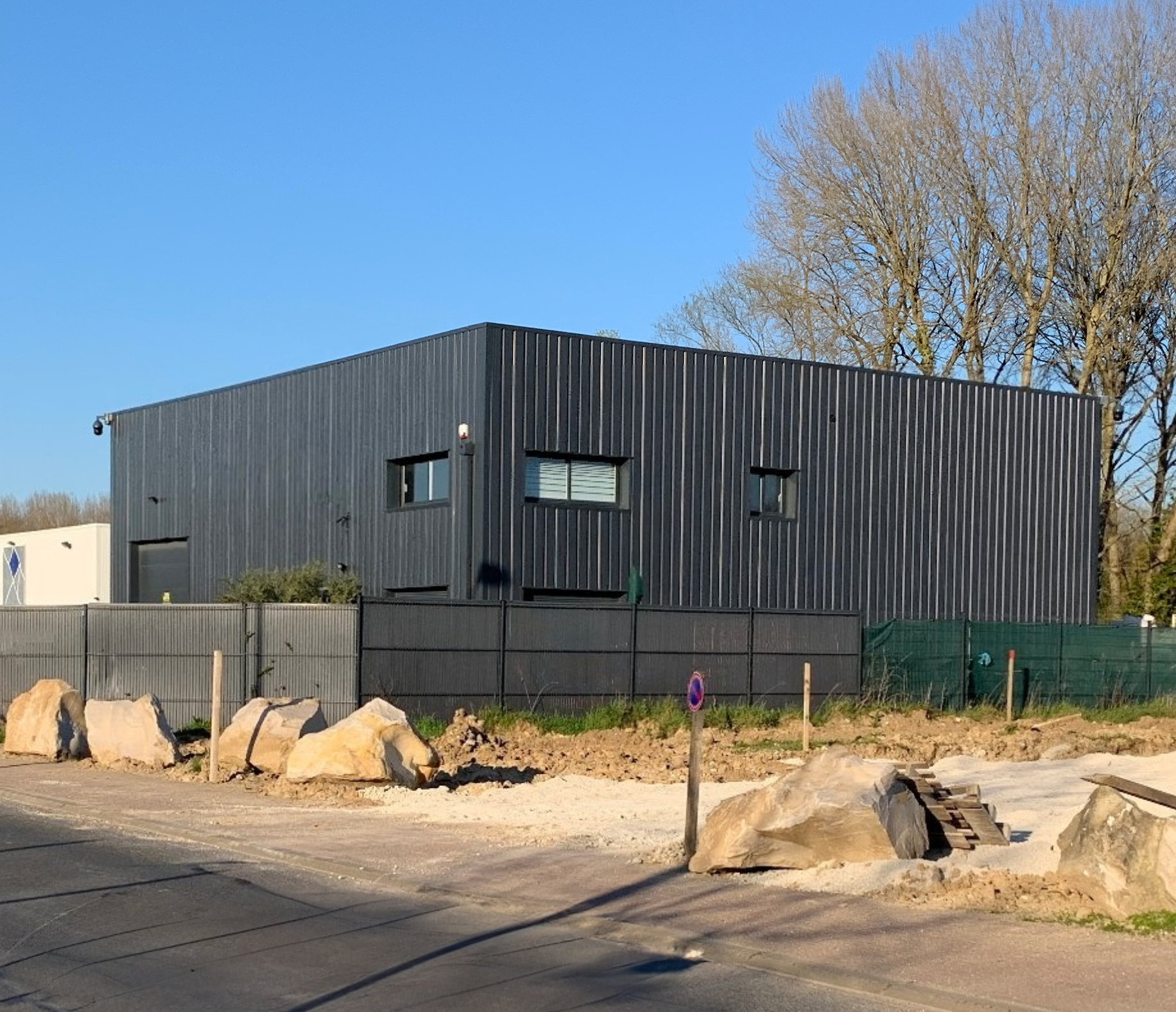 batiment-isolé-acrotère- ouvertures-380-m-2