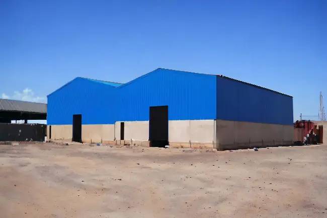 Magasin de stockage sous forme de bâtiment en kit pour vos besoins en espace pour le stockage et la production vu de dehors