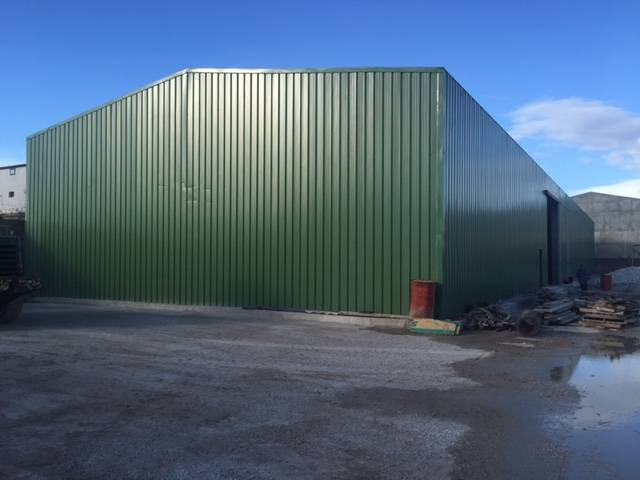 Bâtiment en kit a structure galvanisée à chaud et couverture en tôles premier choix 5 ondes renforcées idéal pour le stockage et l'entreposage de marchandises