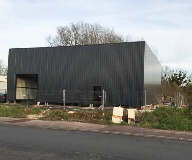 batiment-isolé-acrotère- ouvertures-380-m-2