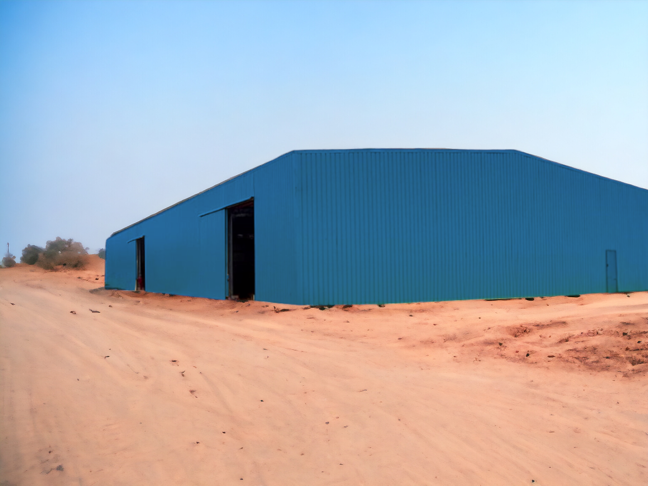 Bâtiment en kit galvanisé fermé de 700m² avec portes sectionnelles