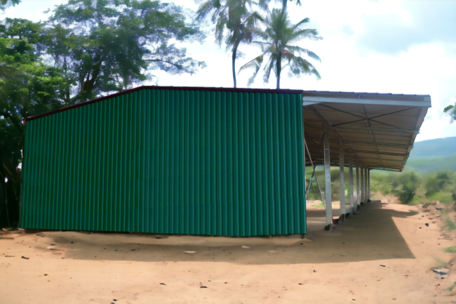 Magasin de stockage bardé sur trois côté avec auvent de 4m idéal