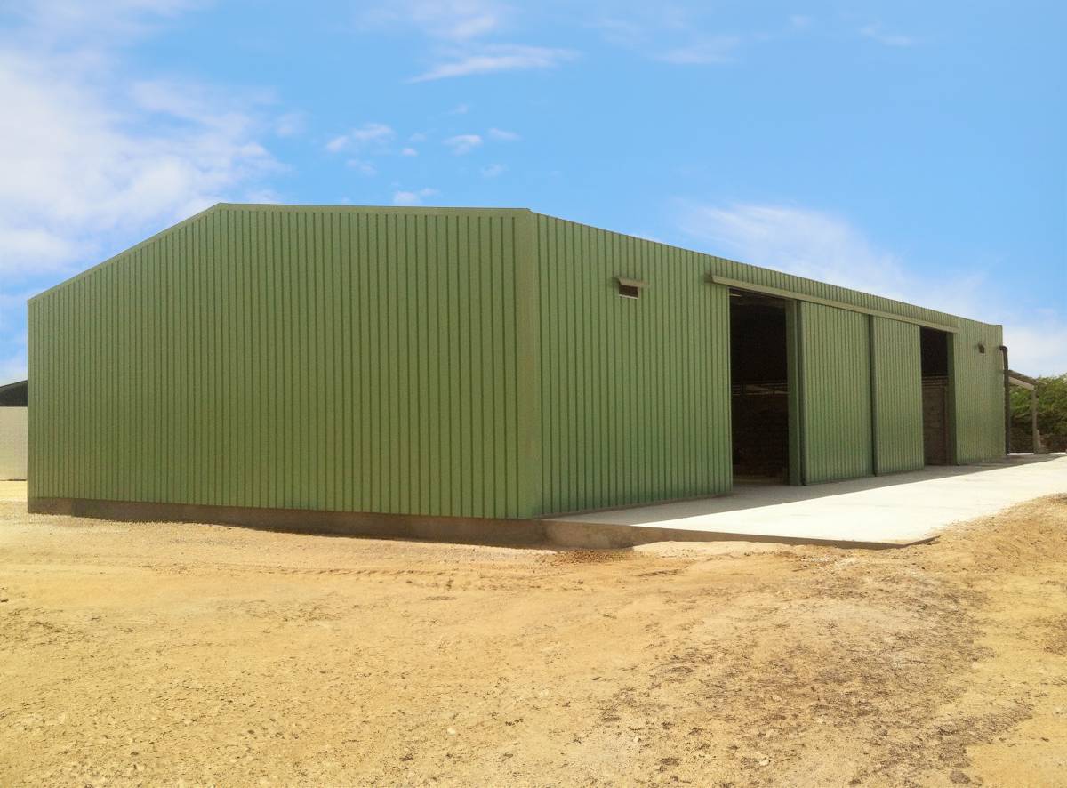 Bâtiment en kit galvanisé bardage 4 côtés 700m²