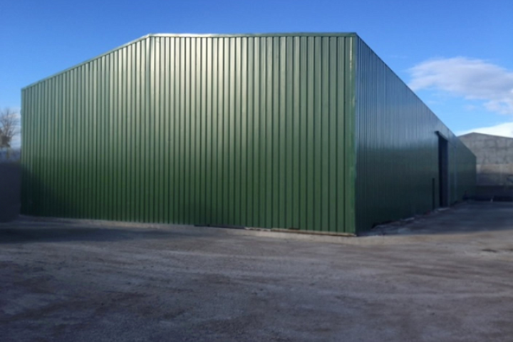 Votre entrepôt logistique facile à monter avec un bâtiment en kit galvanisé de 756m² équipé de porte coulissante