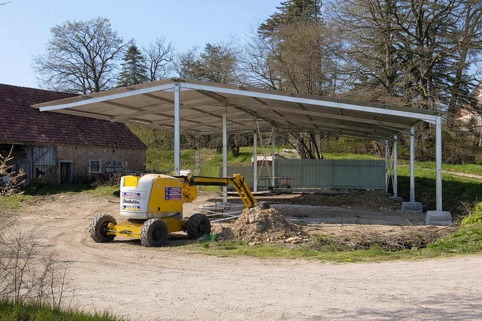 Hangar-en-kit-ouvert-de-210-m-2-pour-le-stockage-avec-auvent-de-4-m