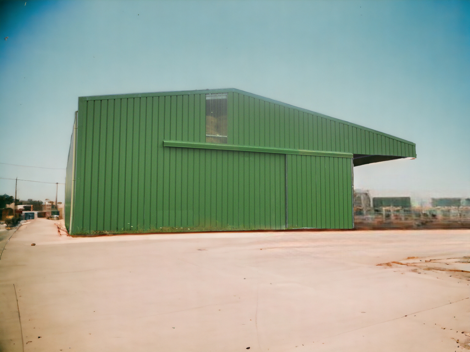 Bâtiment en kit pour le secteur agroalimentaire: 996m² avec un auvent de 4m de large, d'une structure en acier galvanisée, couverture et bardage en tôles 1er choix