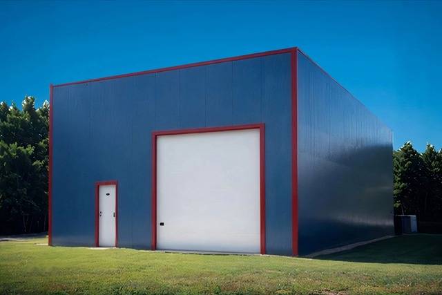 Batiment-acrotere-industriel-de-300-m-2-avec-porte-sectionnelle