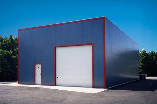 Batiment-acrotere-industriel-de-300-m-2-avec-porte-sectionnelle