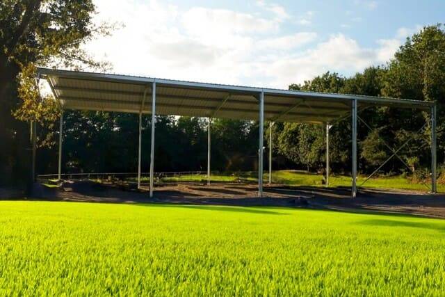 Bâtiment-en kit-ouvert-de-300-m-2