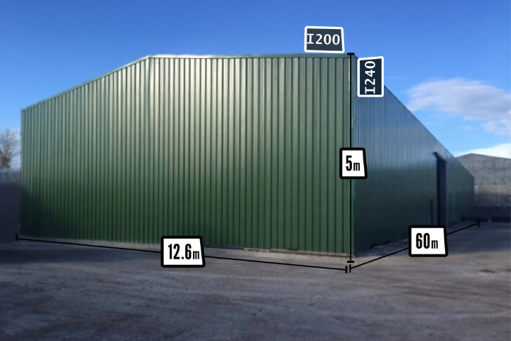 Dimensions d'un bâtiment en kit galvanisé de 756m² avec porte coulissante à usage d'entrepôt logistique