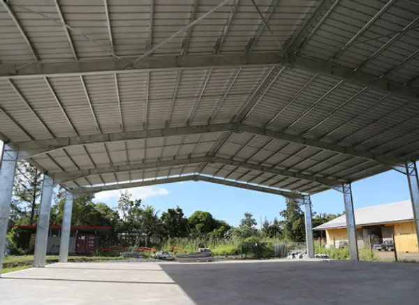 Bâtiment-en-kit-galvanisé-de-500-m-2-pour-implantation-en-zone-venteuse-jusqu'à-213-km/h