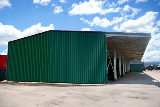 Magasin de stockage bardé sur trois côté dans une zone industrielle