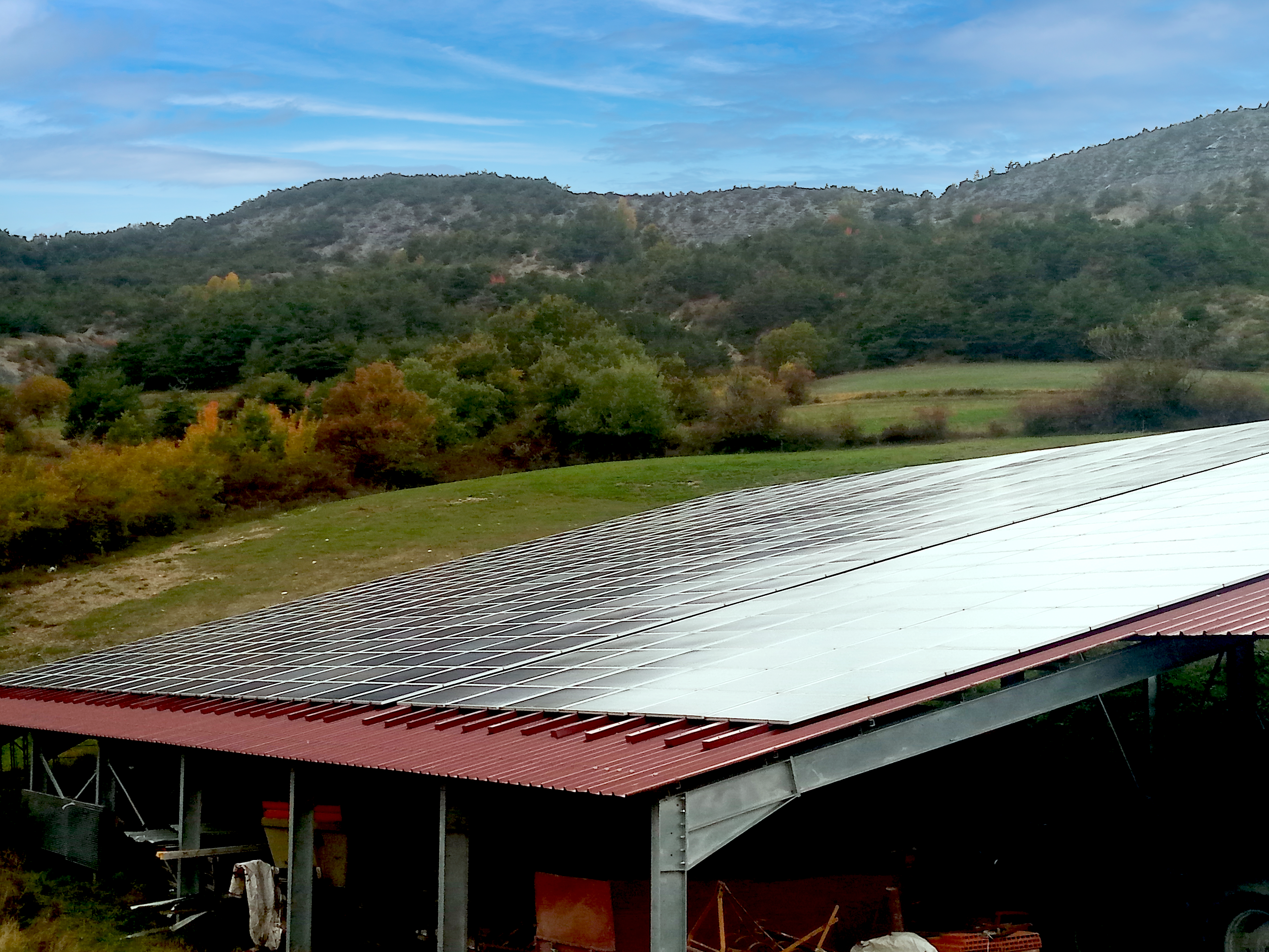 Vue du bâtiment agricole en kit de M. Marchand avec panneaux photovoltaïques