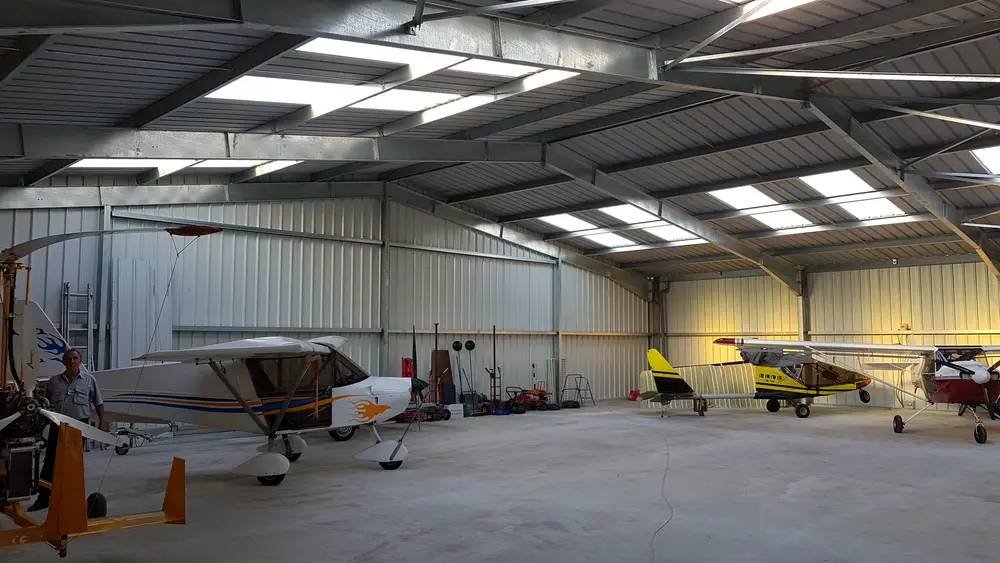 Tôles translucides dans un hangar à avion, vu de l'intérieur