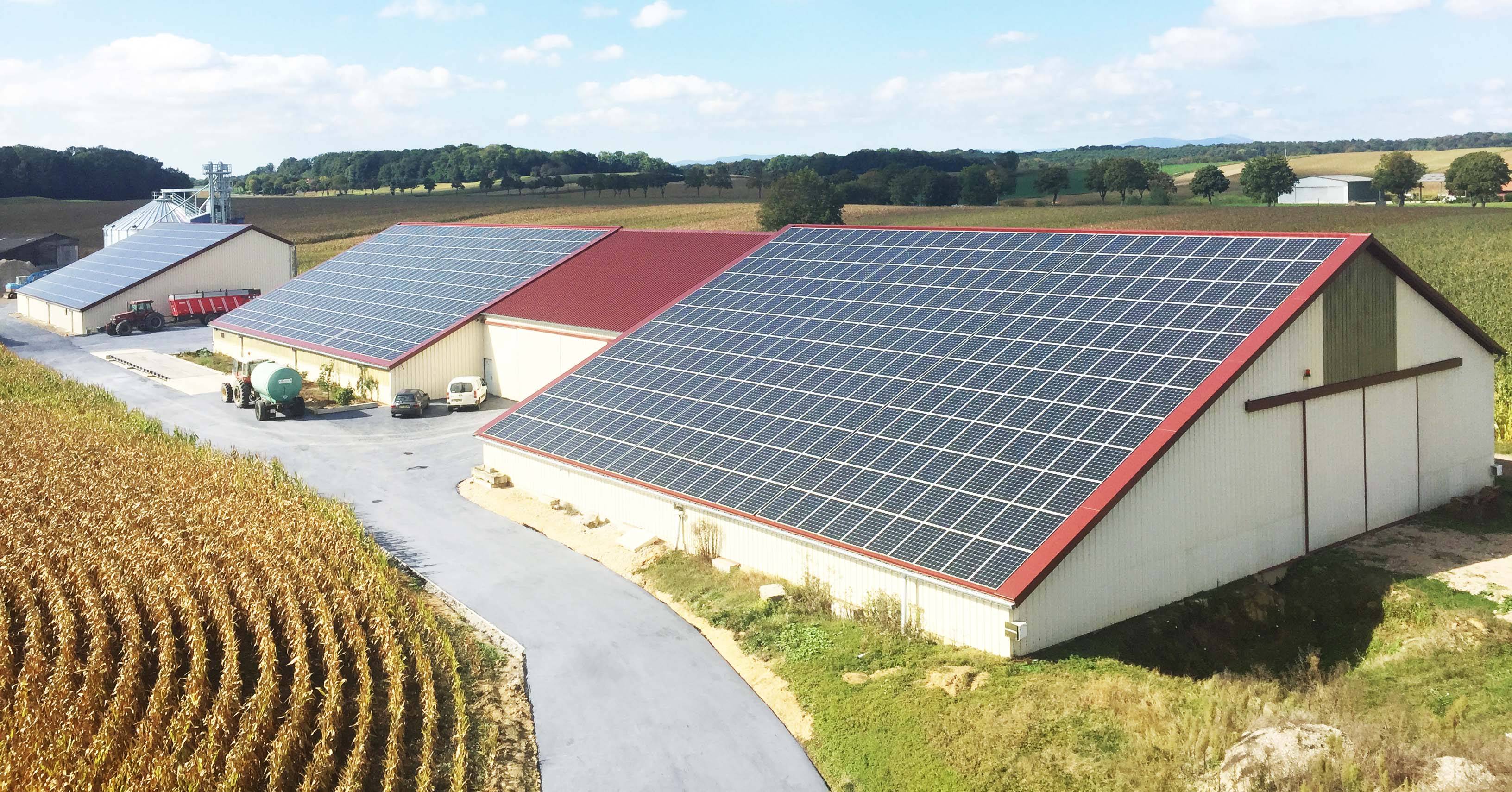 Steel building building equipped with photovoltaic panels