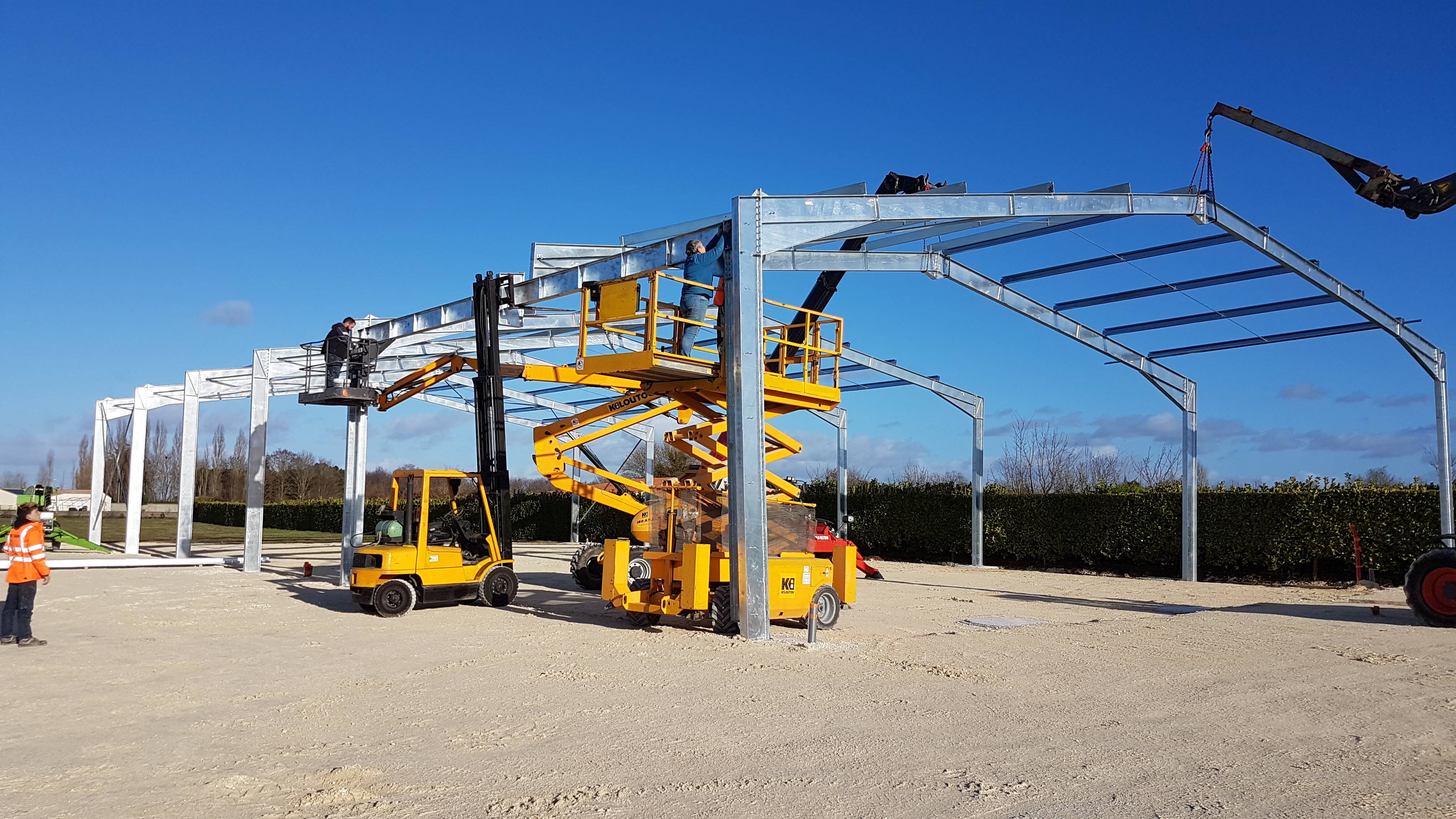 Bâtiment en construction avec engin élévateur