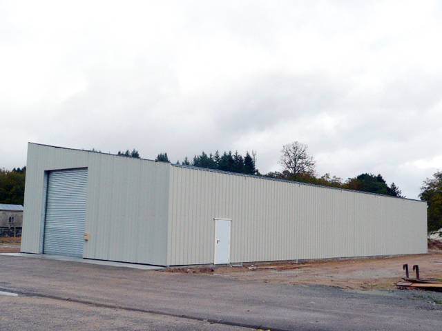 Mono slope industrial building equipped with photovoltaic panels