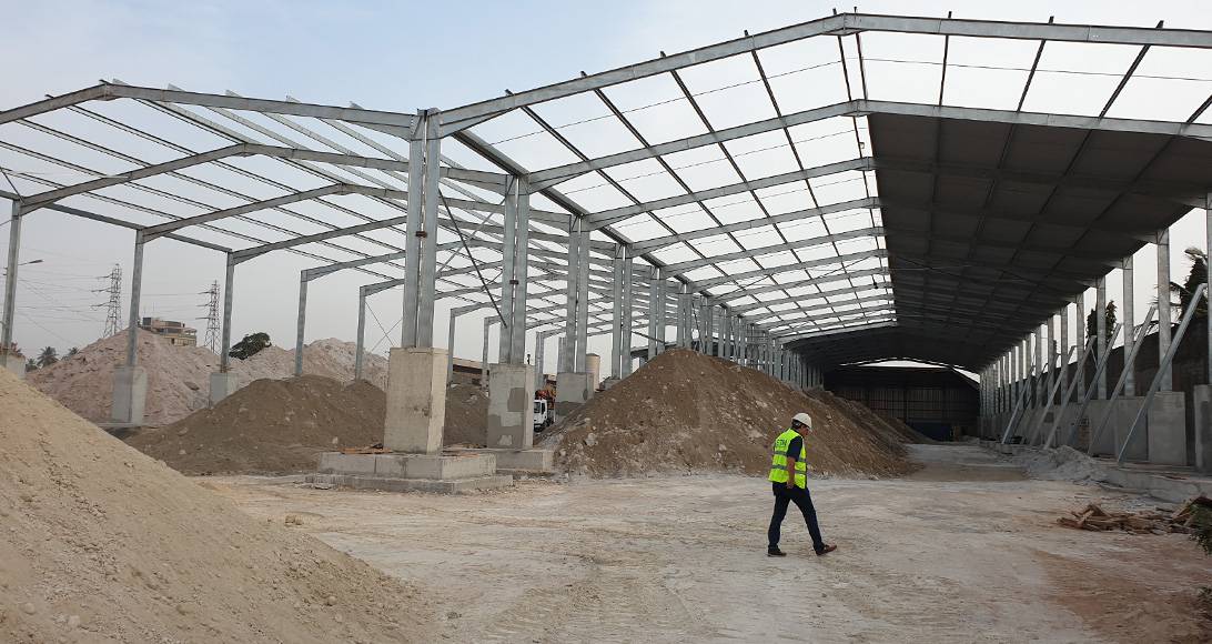 Installation charpente métallique à Abidjan en Côte D'Ivoire, un bâtiment en kit pour le stockage industriel