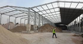 Charpente métallique Abidjan, Côte d'Ivoire Installation charpente métallique à Abidjan en Côte D'Ivoire, un bâtiment en kit pour le stockage industriel