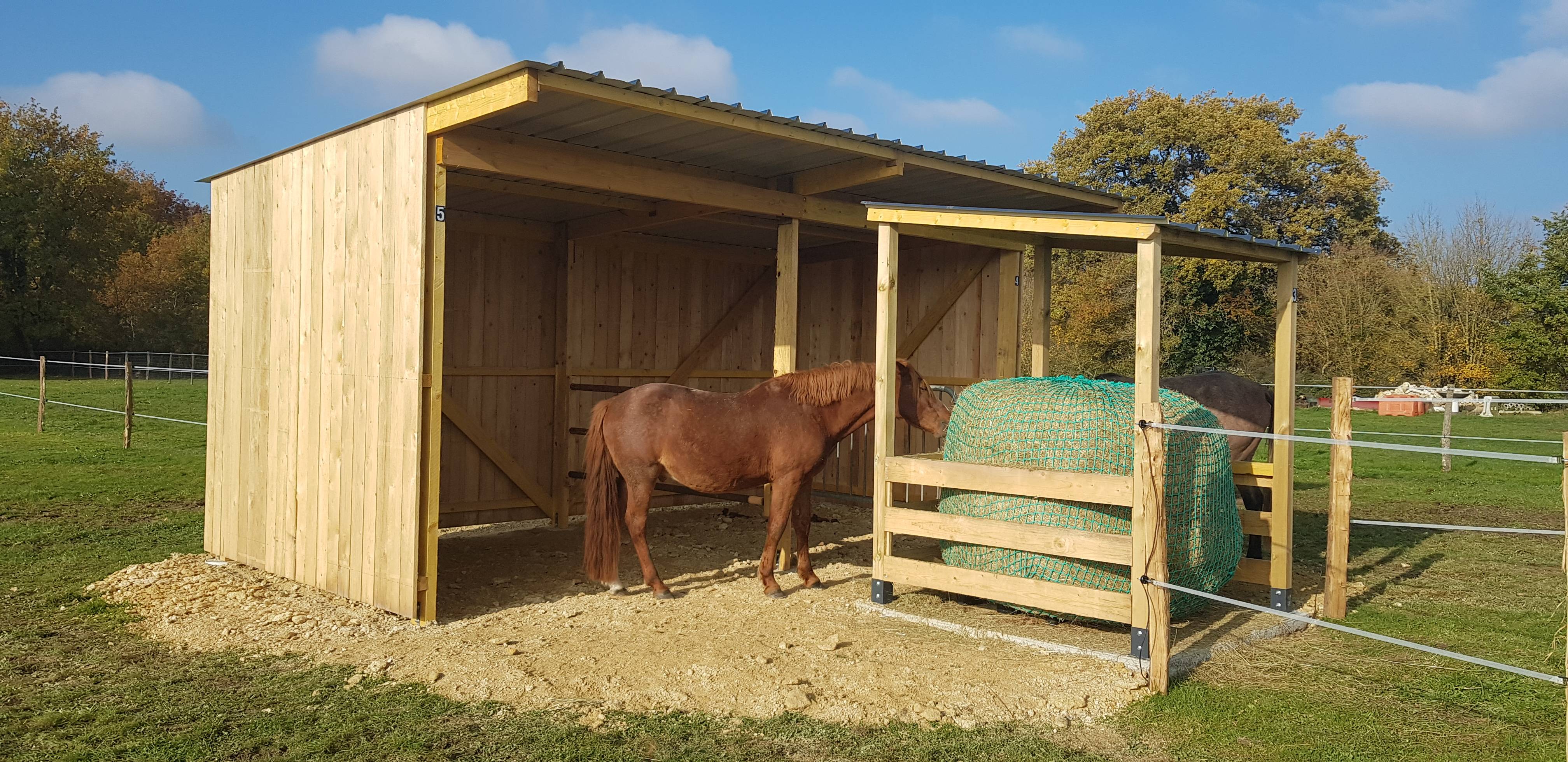 Toiture métallique à Courcelles (37) : râtelier pour chevaux de M. Rozet