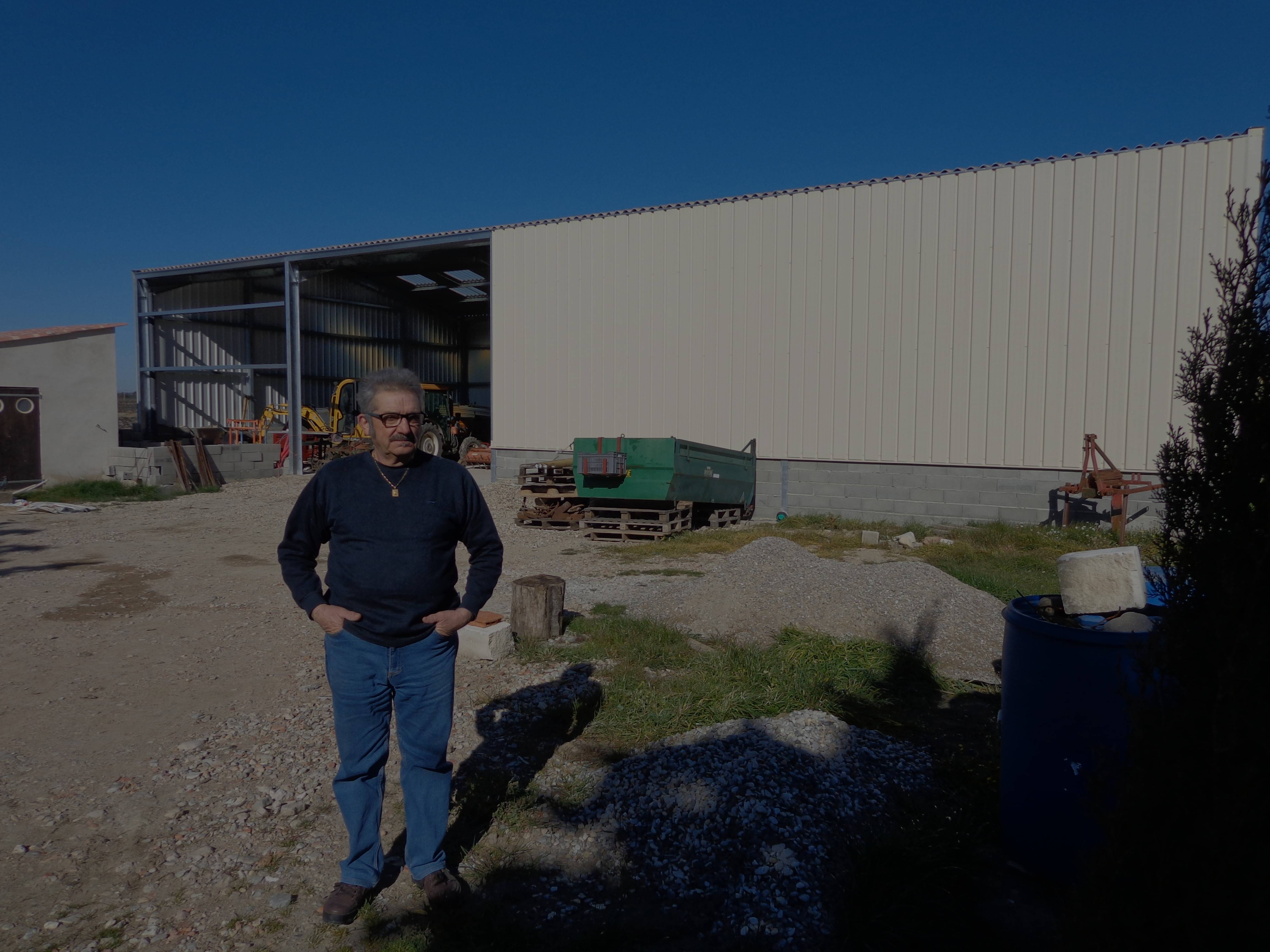 <div>M. Cauzzo et son b&acirc;timent viticole &agrave; Tulette (26000)</div>