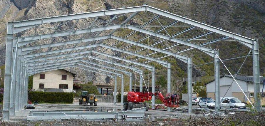 Construction metallique: Hangar en kit en cours d'installation