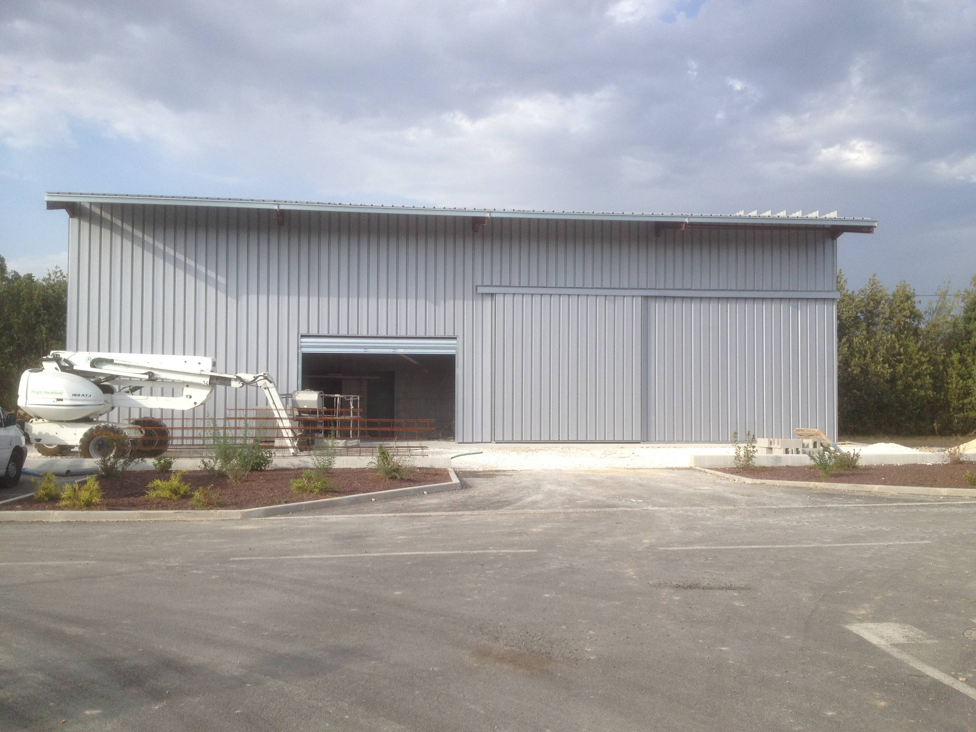 Photo Bâtiment métallique  fermé avec auvent pour accueil commercial