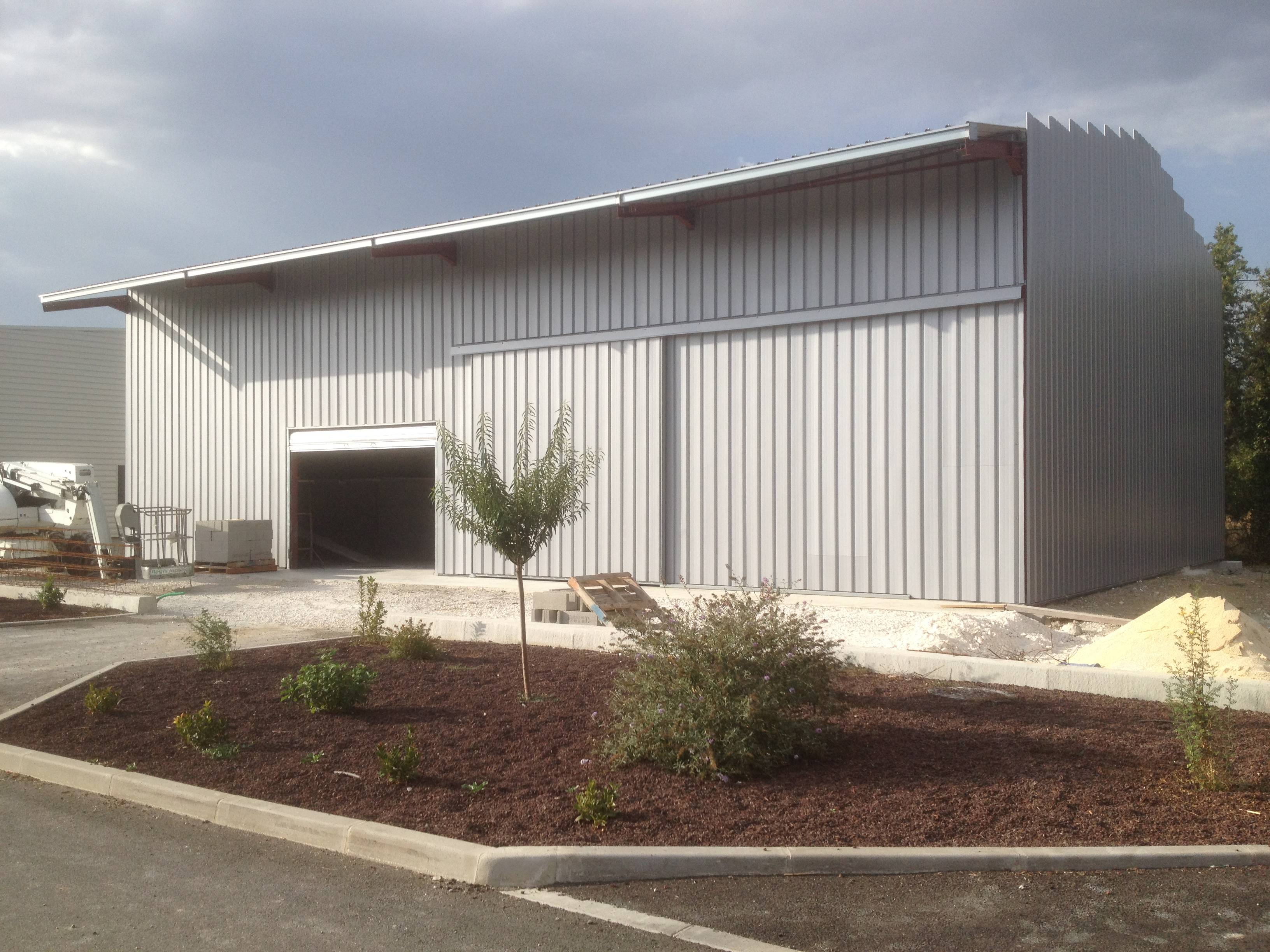 Photo Bâtiment métallique  fermé avec auvent pour accueil commercial