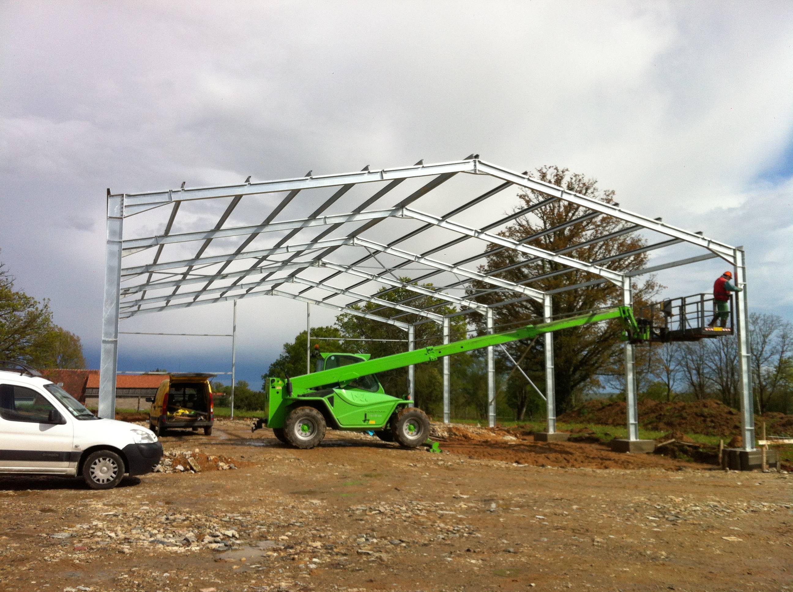 Hangar métallique pout entreprise artisanale non montée