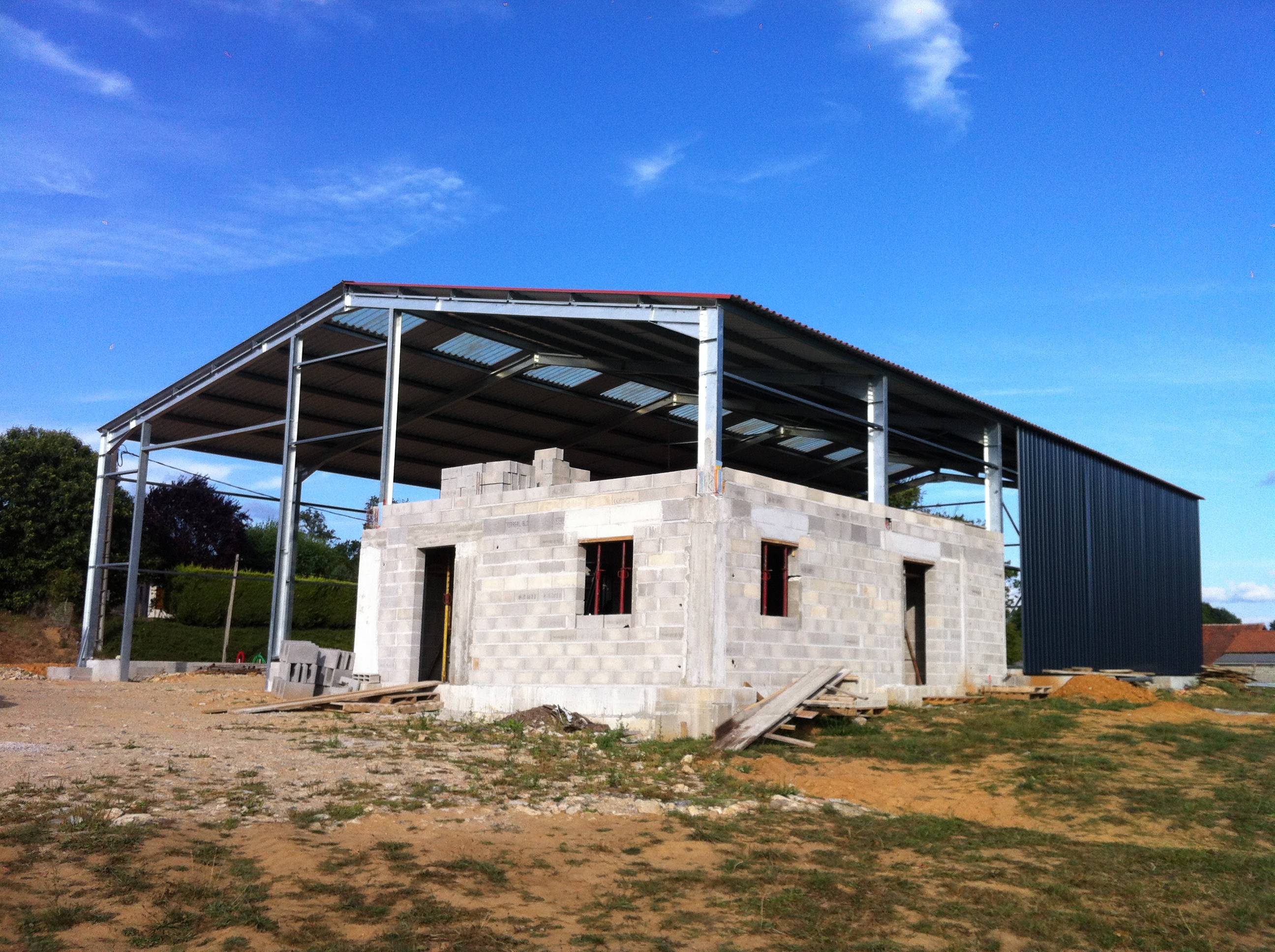 Hangar métallique pout entreprise artisanale semi-montée