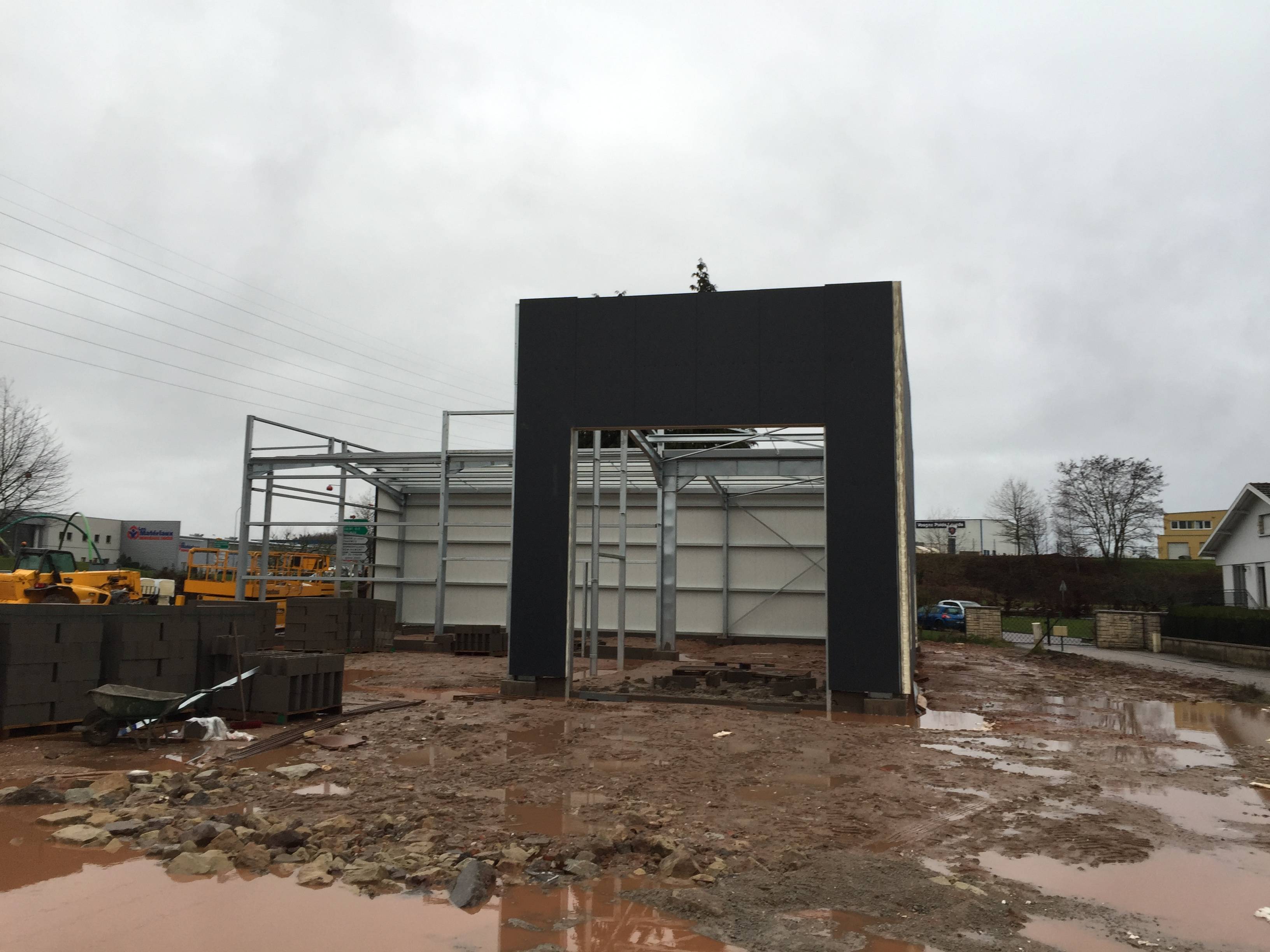 Bâtiment commercial sur-mesure  isolé avec fenêtres et portes