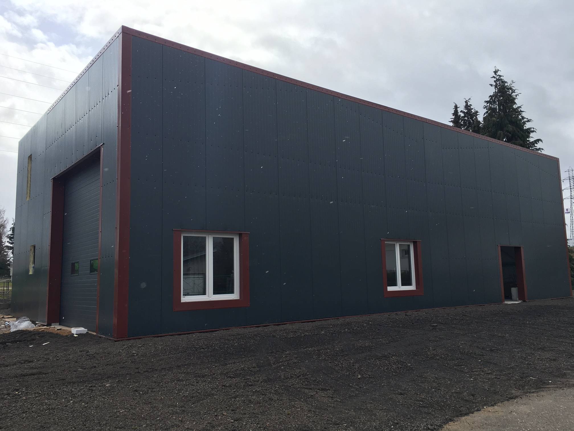 Bâtiment commercial sur-mesure  isolé avec fenêtres et portes