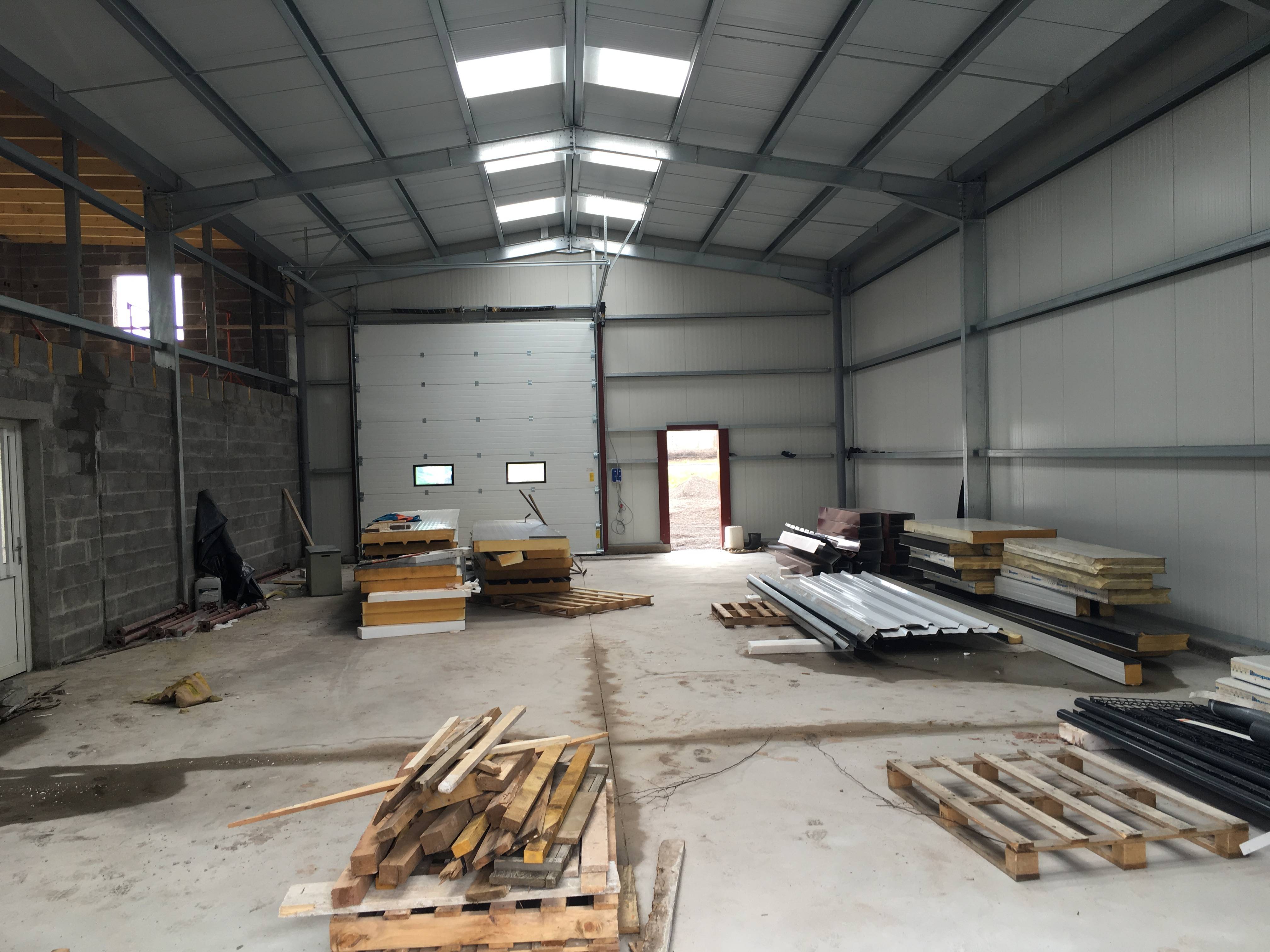 Bâtiment commercial sur-mesure  isolé avec fenêtres et portes