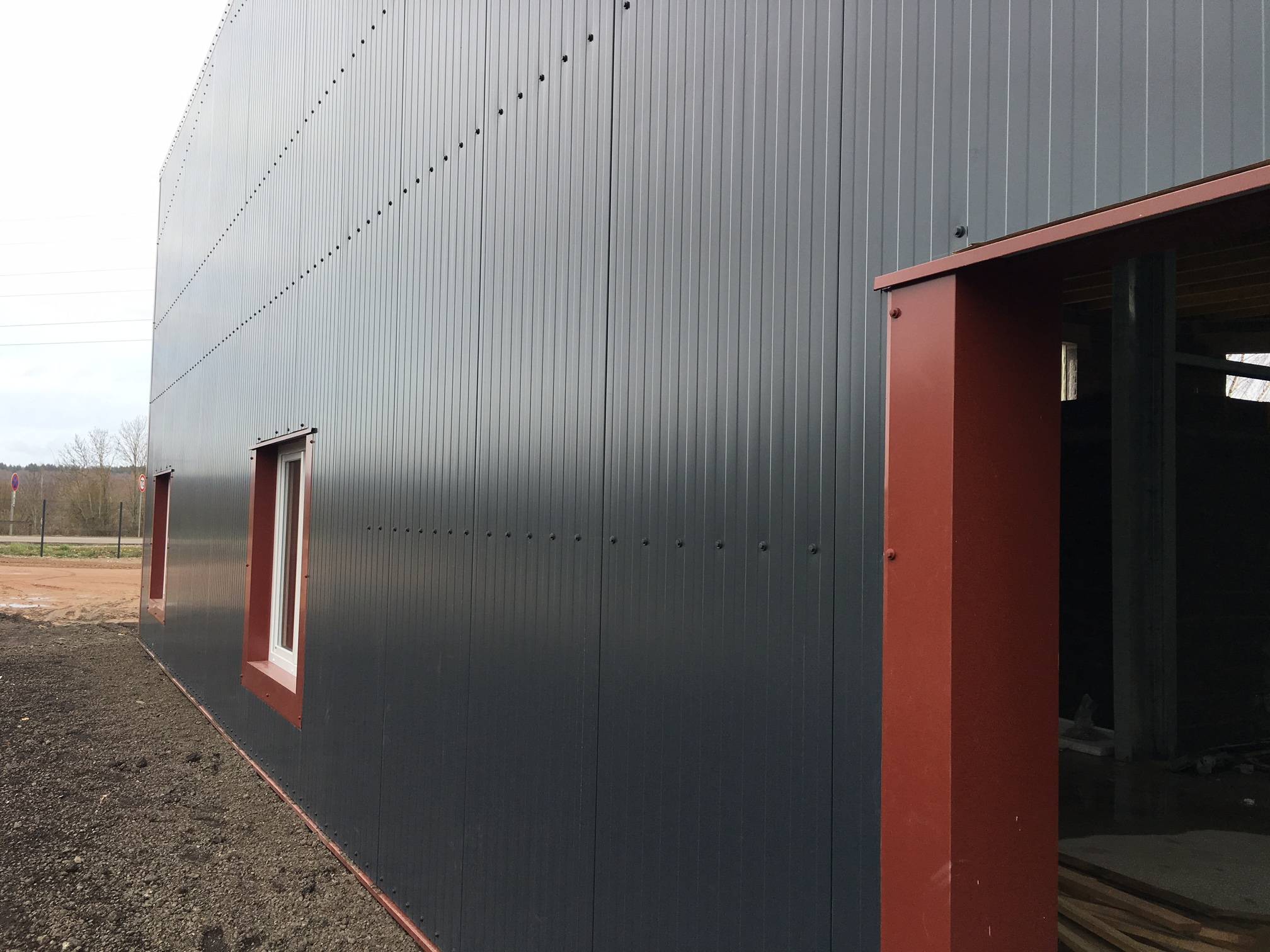 Bâtiment commercial sur-mesure  isolé avec fenêtres et portes