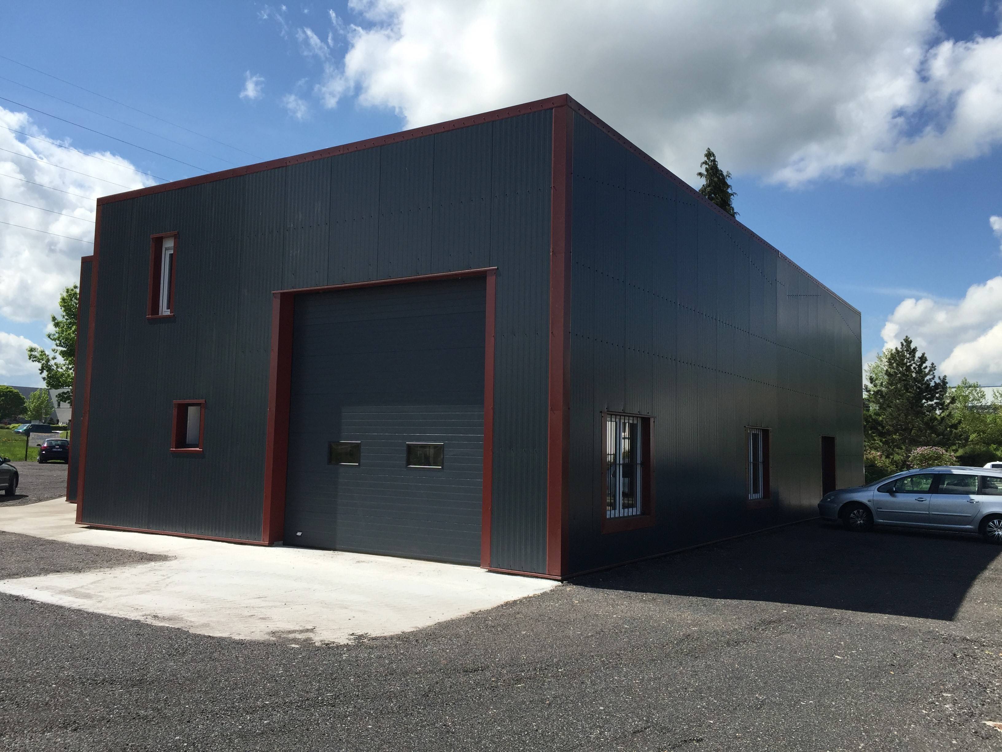 Bâtiment commercial sur-mesure  isolé avec fenêtres et portes