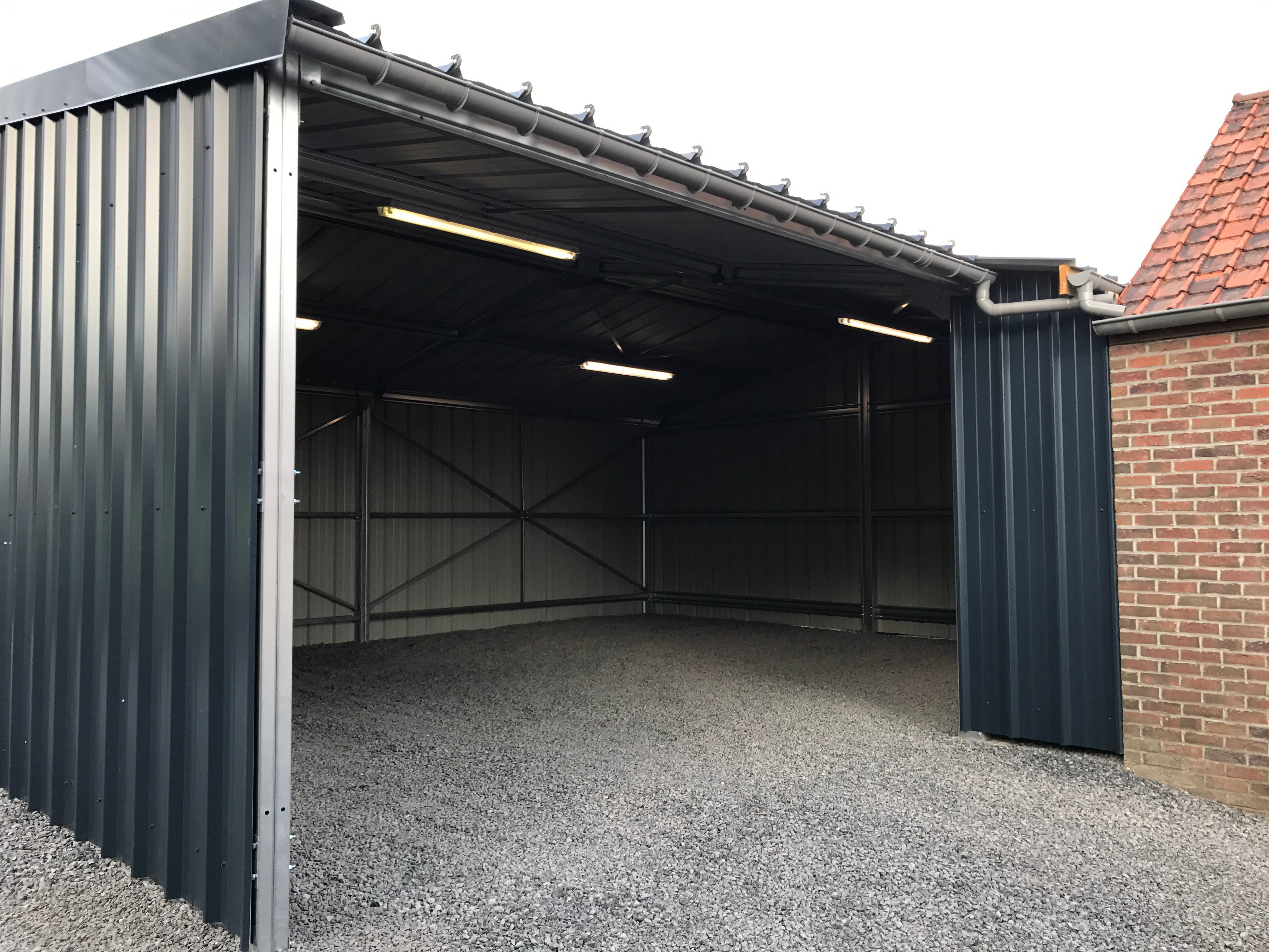 Vue  sur le coté un abri bardé sur 3 côté