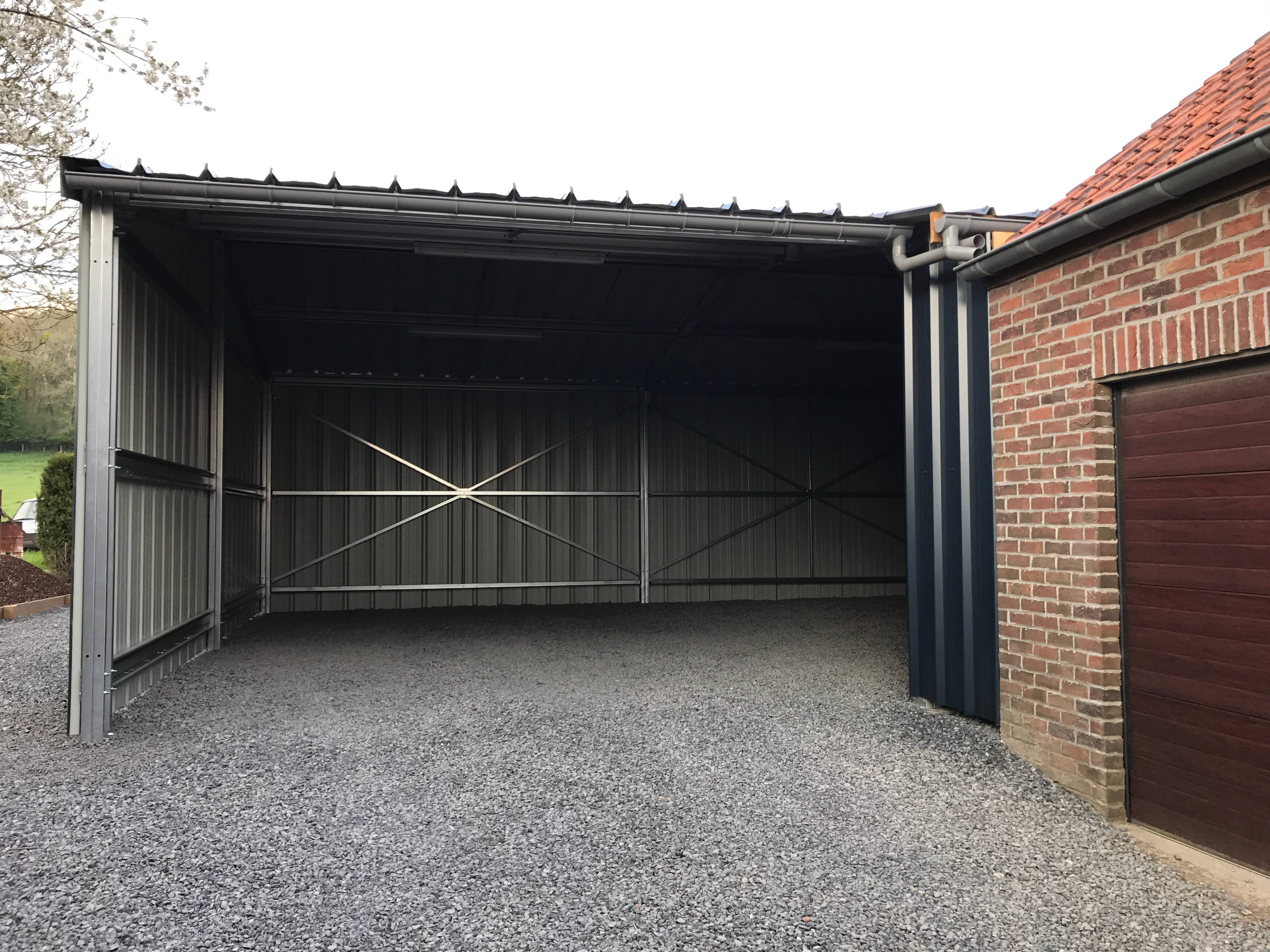 Vue de face sur abri bardé sur 3 côté