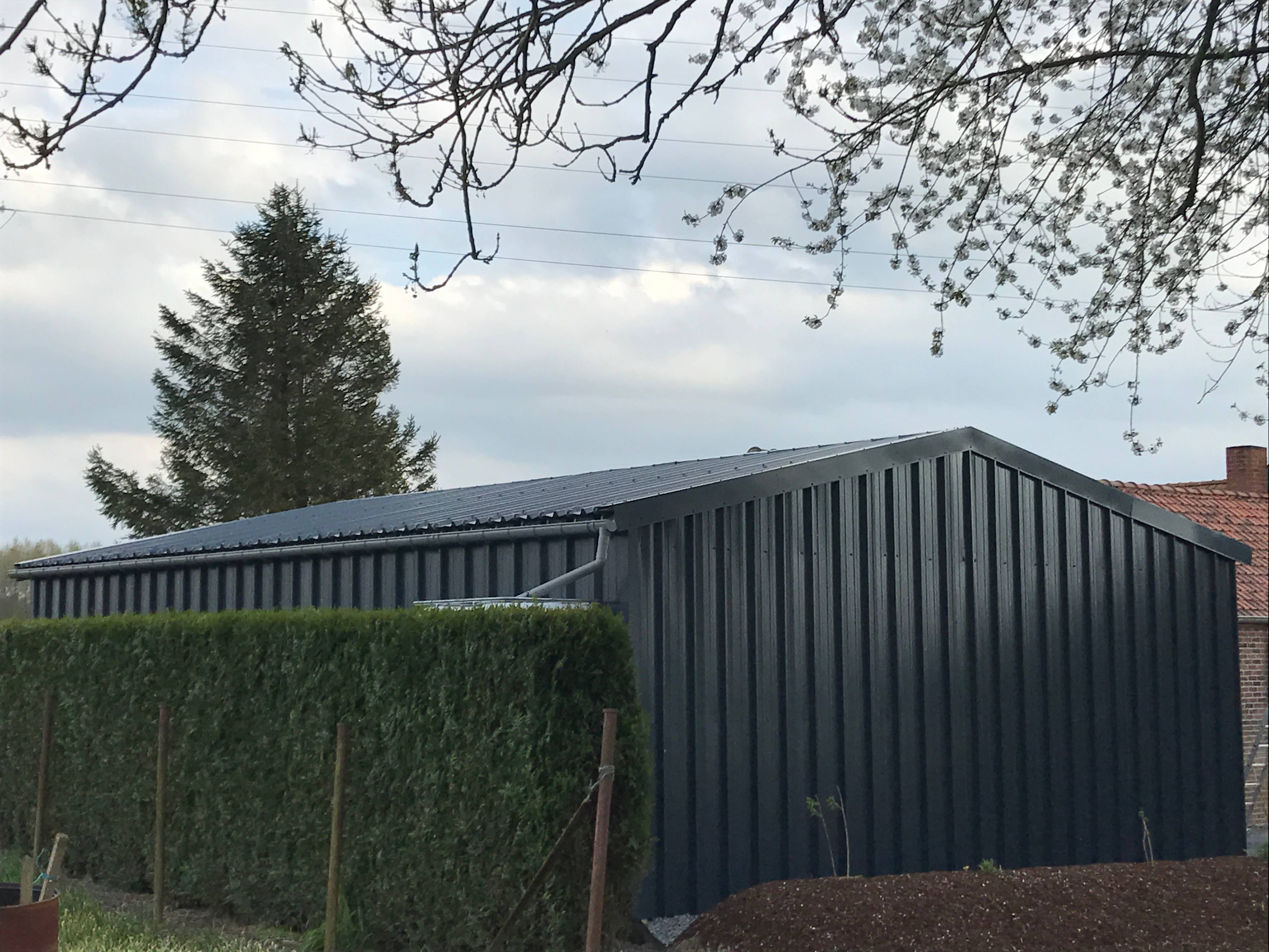 Vue d'un abri bardé sur 3 côté