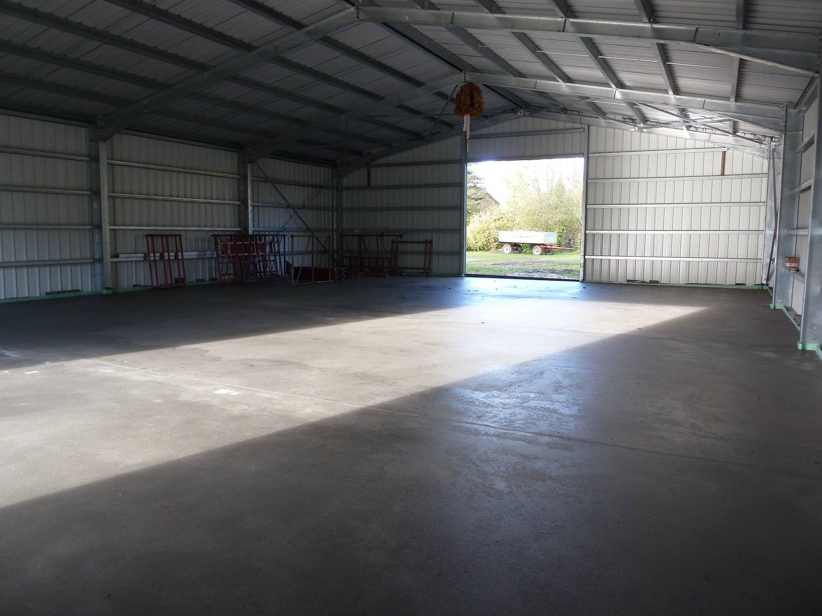 Photo d'intérieur Bâtiment métallique  fermé 4 coté avec porte en Allemagne