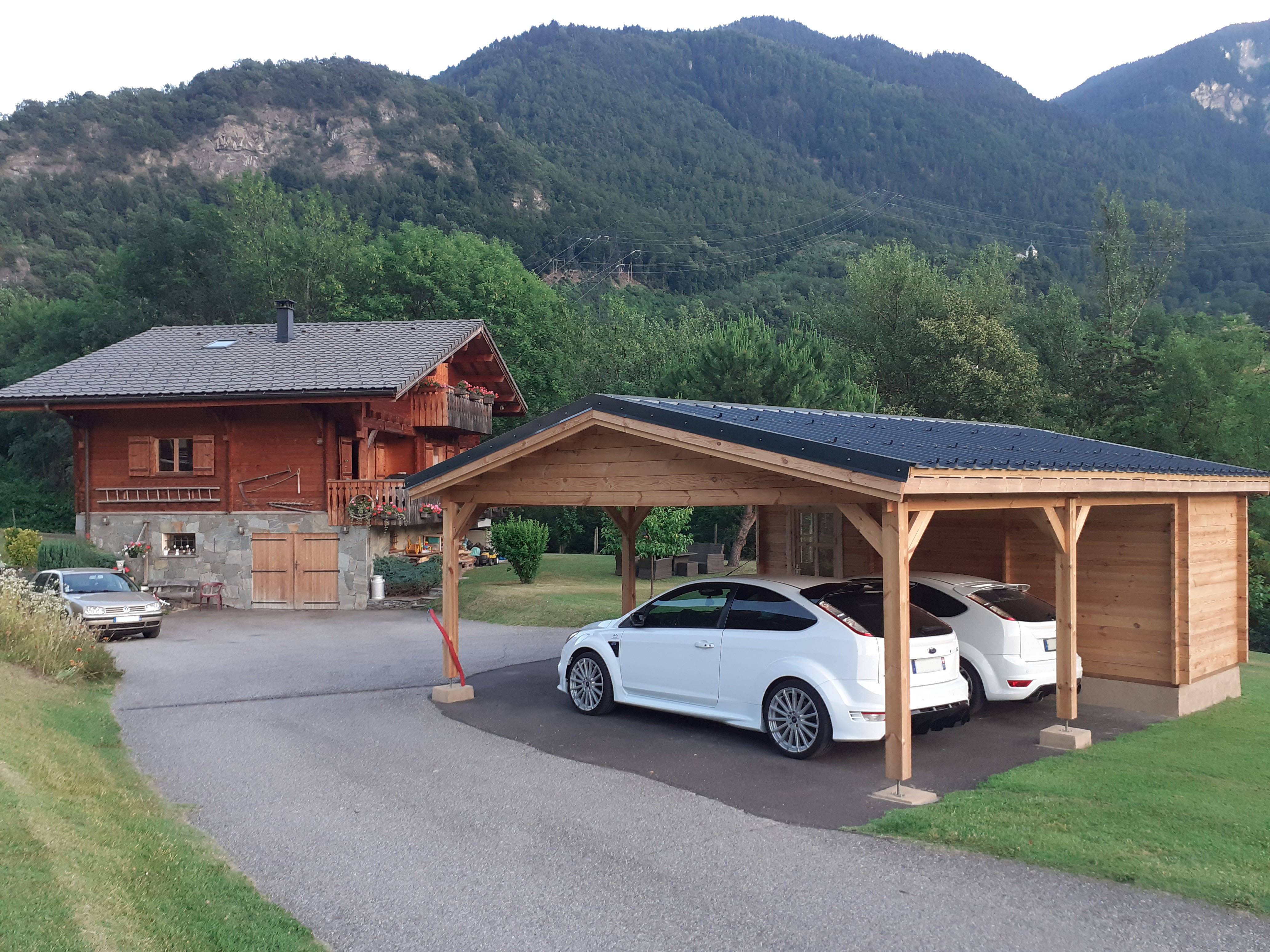 Photo du carport de M. Rouby, mettant en évidence les tôles bac acier.