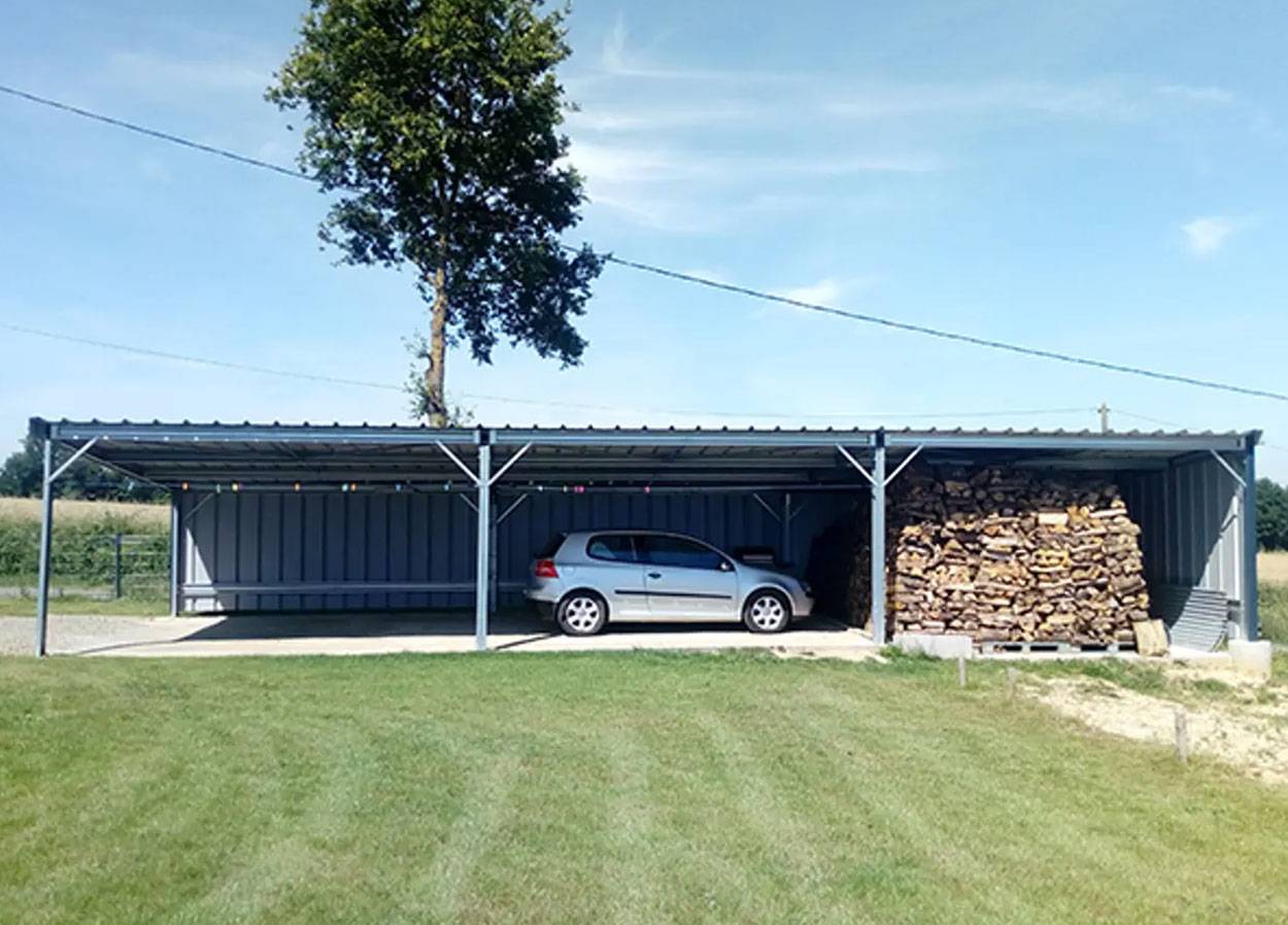 Photo bel abri métalique mono-pente sous le soleil