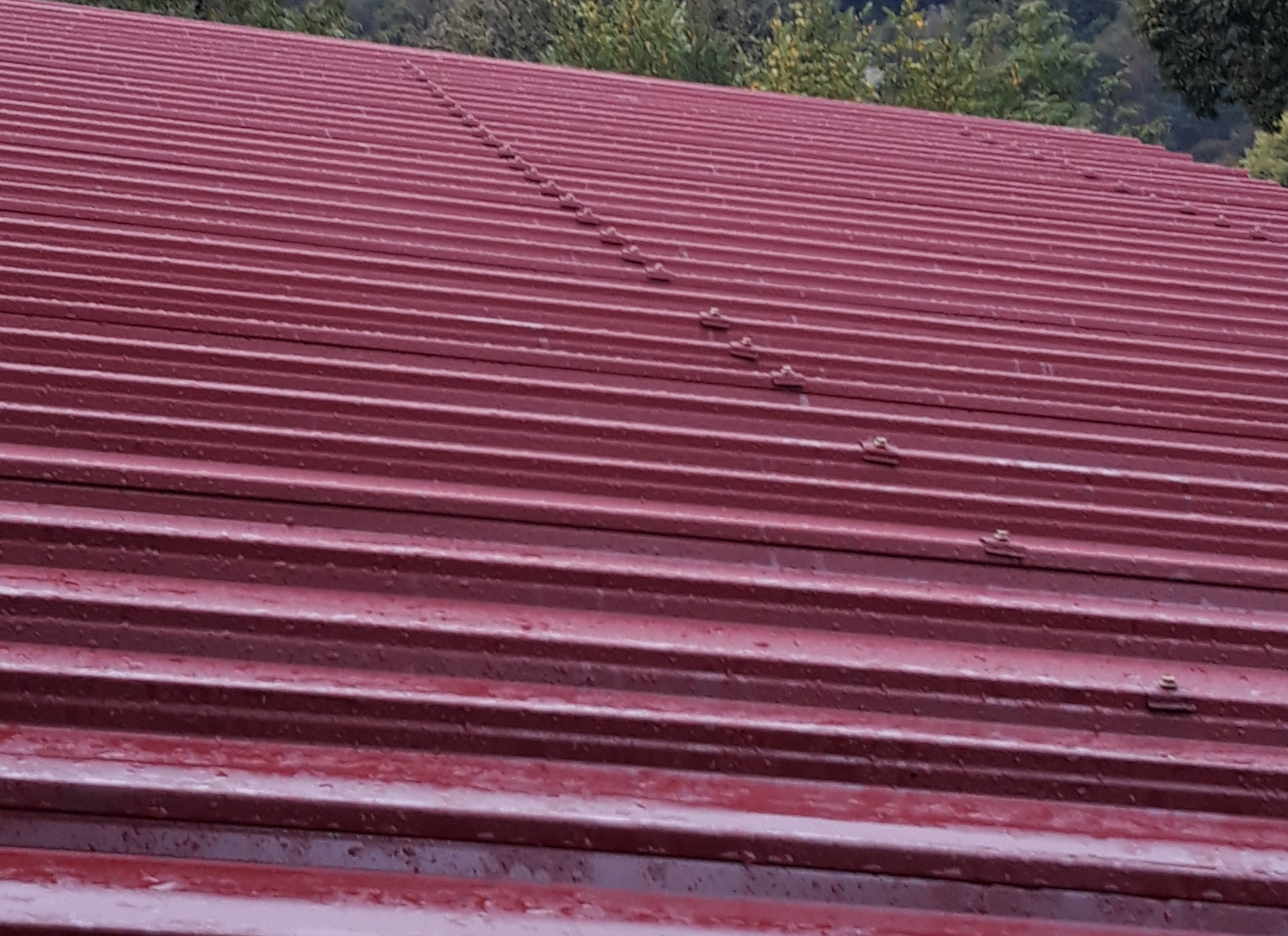 Toiture rouge en bac acier