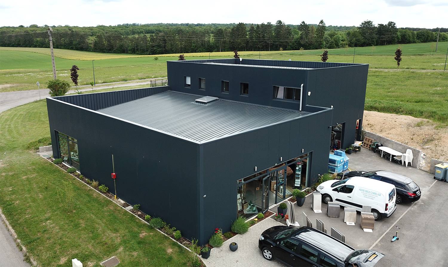 Vue sur bâtiment en kit à usage commercial