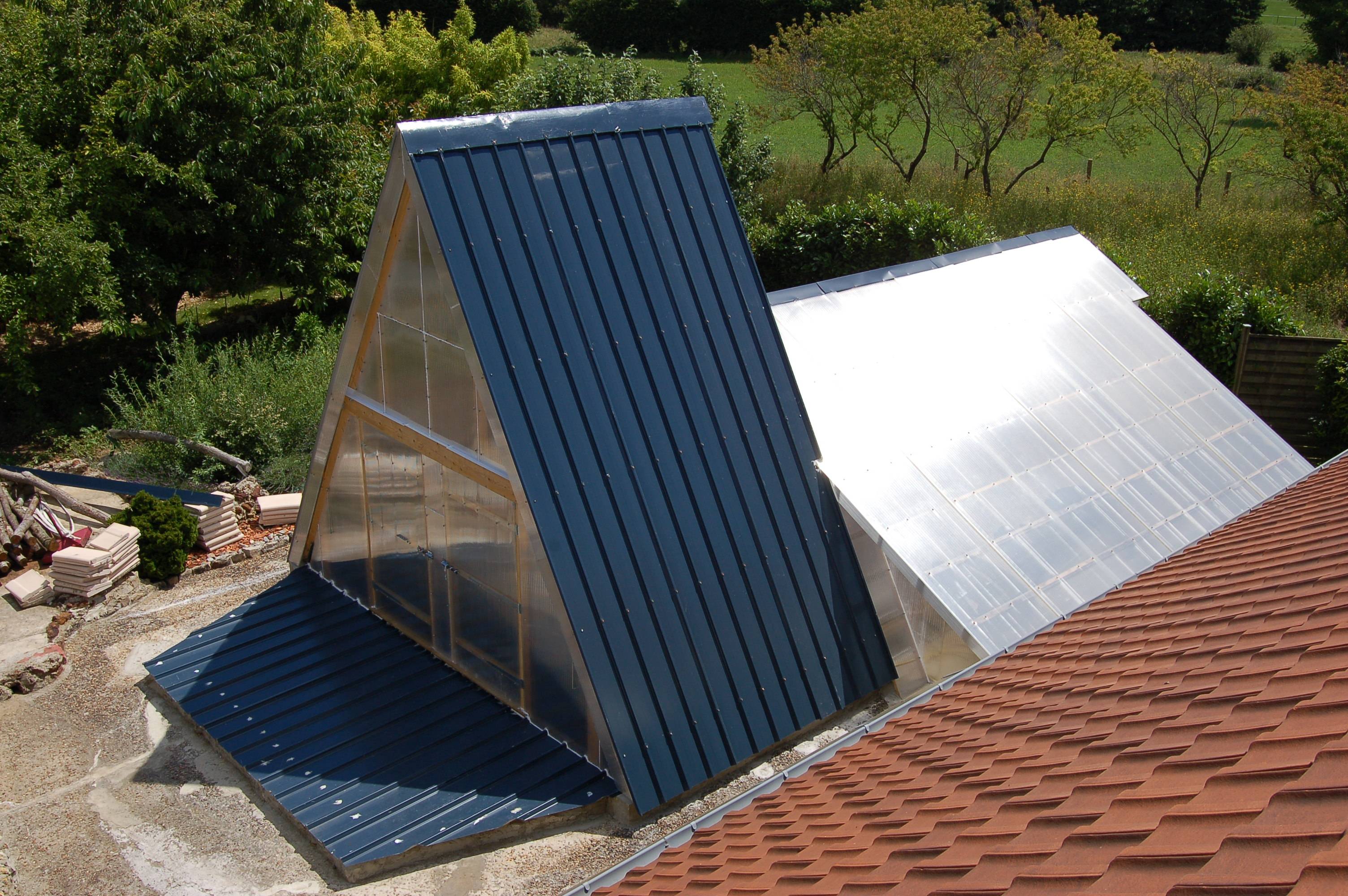 DES TÔLES DE TOITURE ROBUSTES MAIS SIMPLES À METTRE EN PLACE