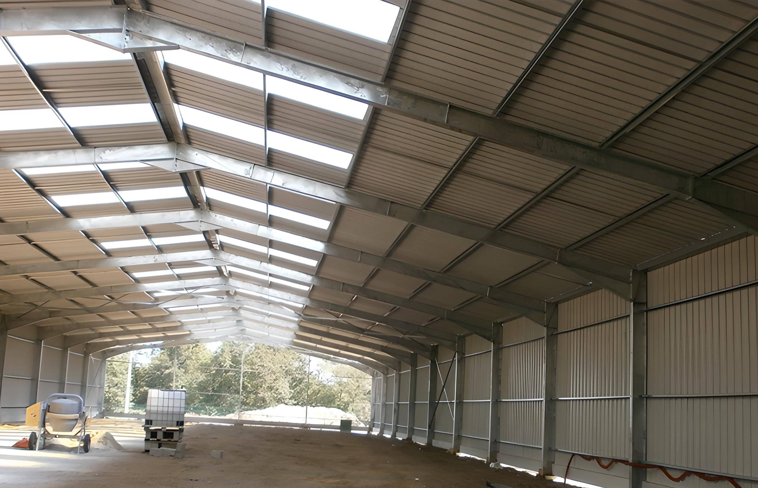 vue intérieure hangar en kit batimentsmoinschers.com