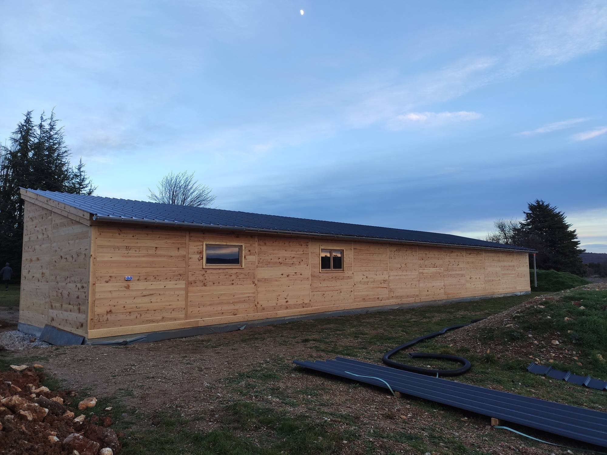 Toiture métallique en tôles pour un atelier à Bassoues